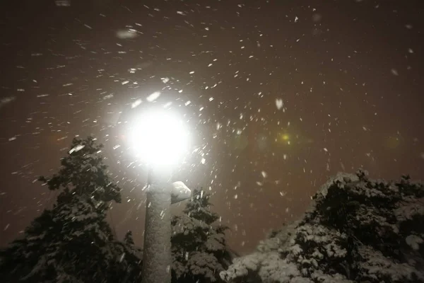 Lâmpada de rua durante a neve — Fotografia de Stock