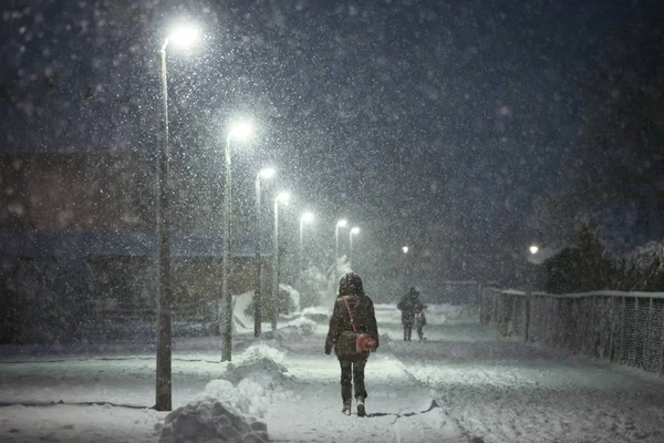 Mulher andando na rua nevada — Fotografia de Stock