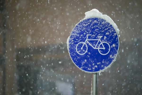 Cyklistické cesty znamení na sněžení — Stock fotografie