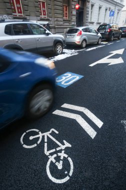 Yolda trafik işaretleri