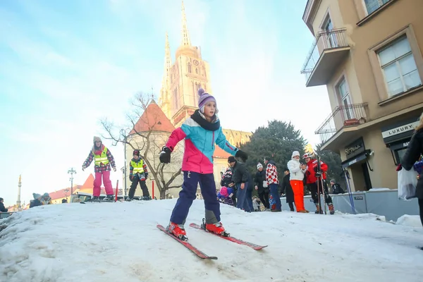 Şehir merkezinde Kayak kız — Stok fotoğraf