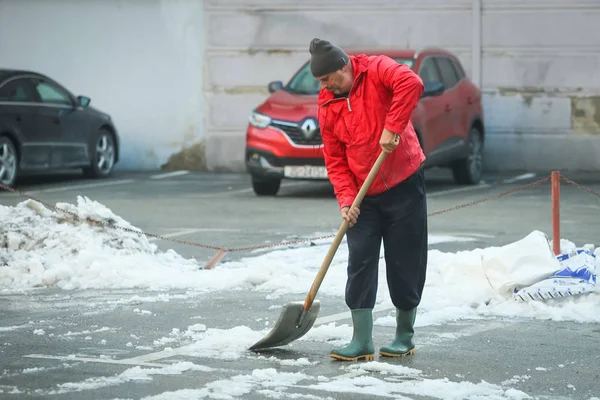 Man removing snow — Stock Photo, Image