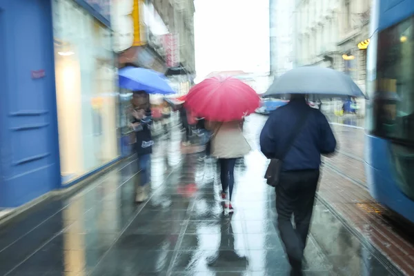 छत्री असलेल्या लोकांची हालचाल — स्टॉक फोटो, इमेज