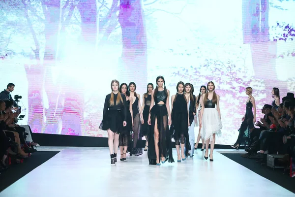 Bipa Fashion.hr modeshow 2017: Yuniku, Zagreb, Kroatië. — Stockfoto