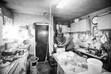 Adam eski mutfak pişirme bw