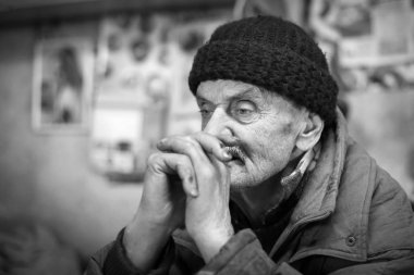 Yaşlı adam uzak bw arıyorsunuz