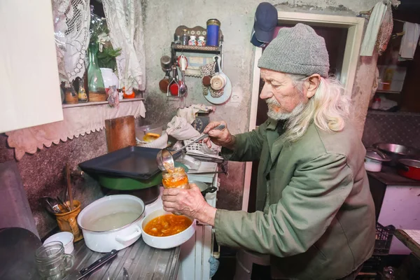 Uomo anziano cucina — Foto Stock