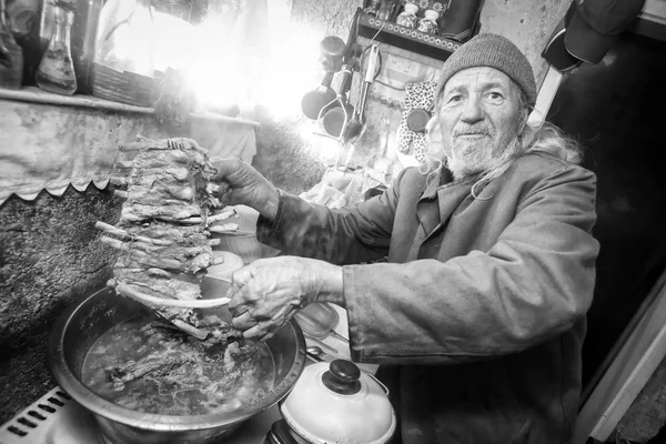 男人煮猪肉排骨 bw — 图库照片