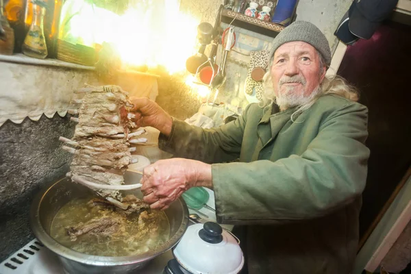 Чоловік кипить свинячі ребра — стокове фото