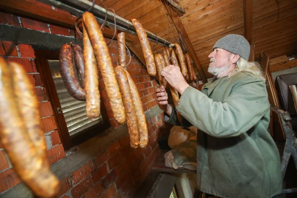 Man controleren op worstjes in Omer — Stockfoto