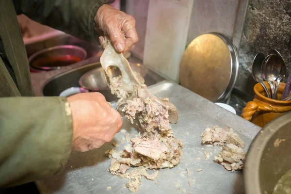 Man removing meat from bone — Stock Photo, Image