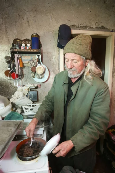 Старий чоловік, приготування їжі — стокове фото