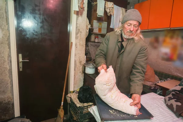 Hombre mayor cocinando carne de cerdo —  Fotos de Stock