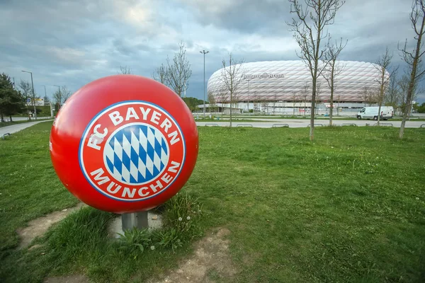 Allianz arena mit dem Logo der Fußballmannschaft Bayern München — Stockfoto