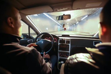 İki adam tünelinde sürüş