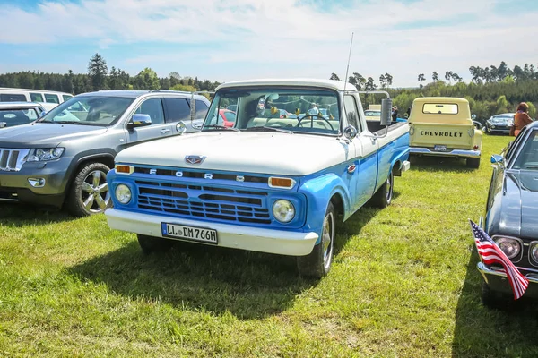 Carros em Nandlstadt, Alemania — Fotografia de Stock