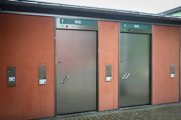Общественный туалет во Фрезинге — стоковое фото