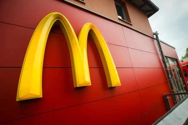 Mcdonalds logo of a restaurant — Stock Photo, Image