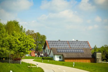 evin çatısında güneş panelleri