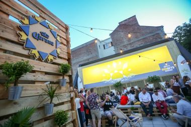 Corona gün batımı oturumu parti Zagreb, Hırvatistan