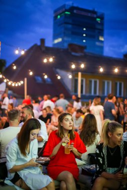 Corona gün batımı oturumu parti Zagreb, Hırvatistan