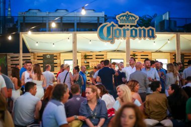 Corona gün batımı oturumu parti Zagreb, Hırvatistan