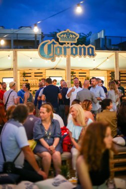 Corona gün batımı oturumu parti Zagreb, Hırvatistan