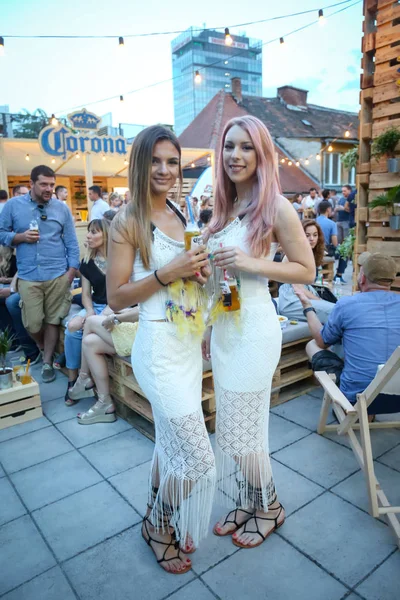 Corona gün batımı oturumu parti Zagreb, Hırvatistan