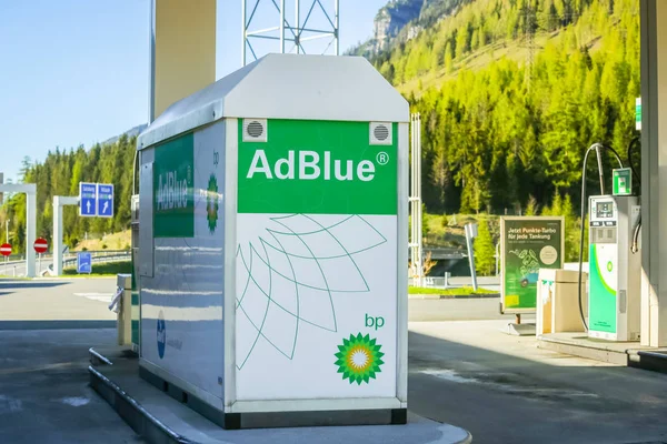 AdBlue tank på bensinstation — Stockfoto