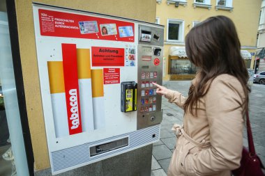 Sokakta sigara Otomatı