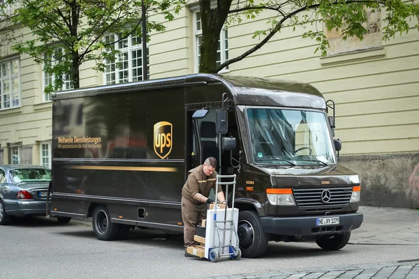 Trabalhador UPS em Munique — Fotografia de Stock