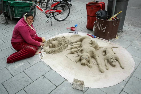 Mujer haciendo arte de arena — Foto de Stock