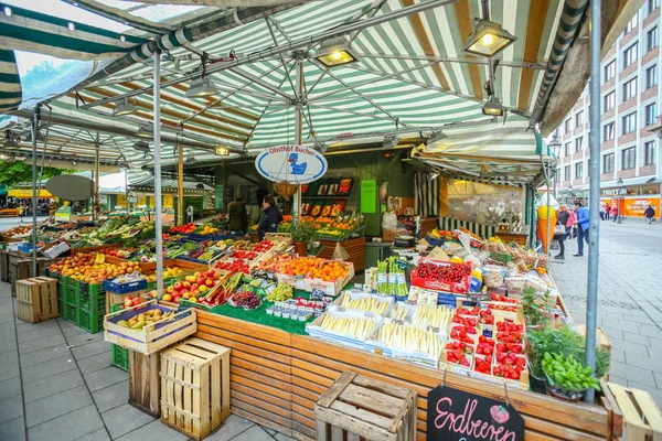 Buiten voedselmarkt in München — Stockfoto