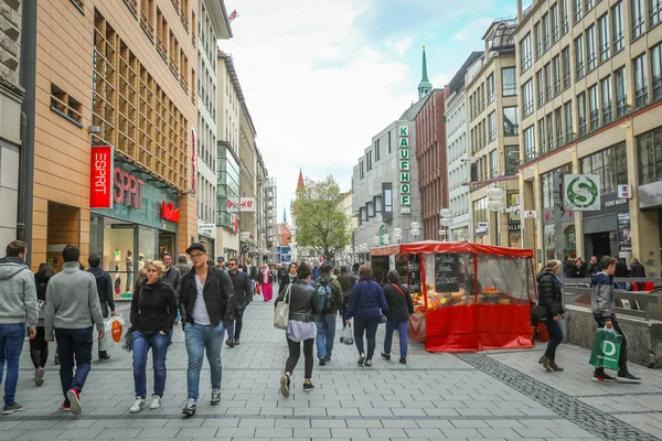 People in Munich city center — Stock Photo, Image