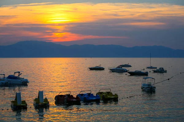 Coucher de soleil avec des bateaux en mer — Photo