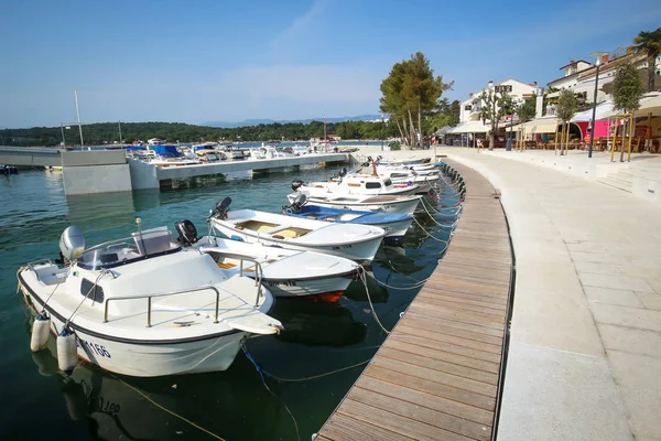 Anchored boats at seafront — Stock Photo, Image