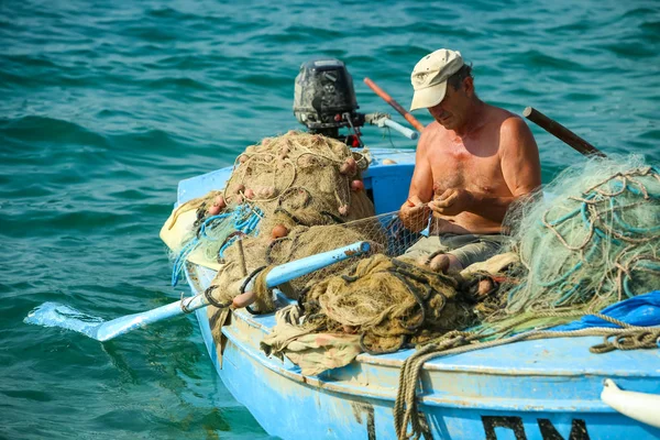 Pêcheur en bateau — Photo