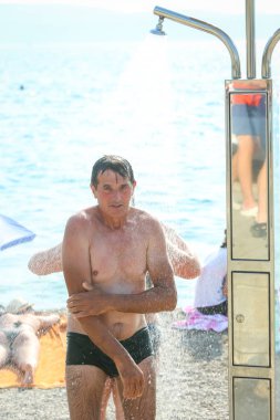 Adam kumsalda duş alıyor