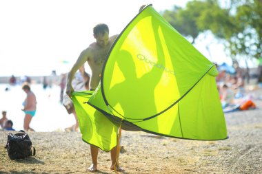 Kumsaldaki insanlar.