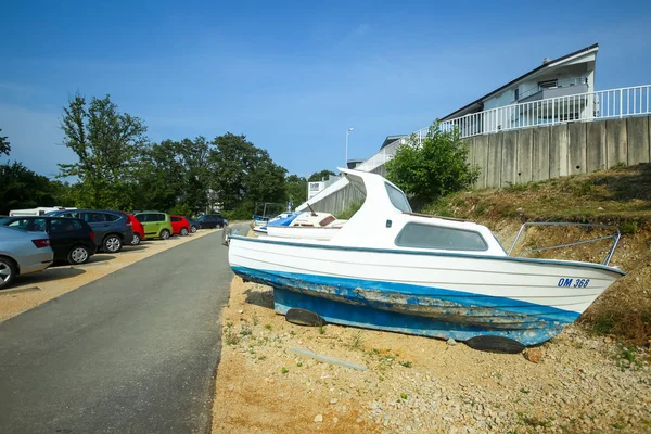 Båt som parkerade på parkeringen — Stockfoto
