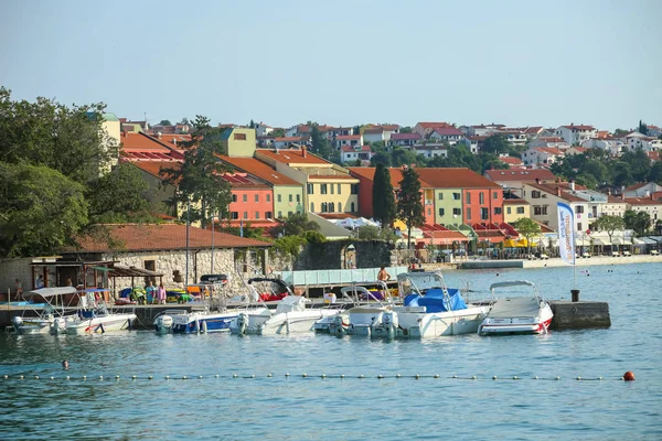 Frente ao mar de Njivice com o hotel Jadran — Fotografia de Stock