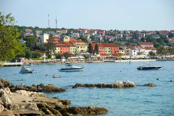 Frente ao mar de Njivice com o hotel Jadran — Fotografia de Stock