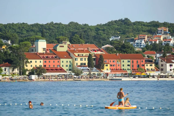 Seafront dari Njivice dengan hotel Jadran — Stok Foto