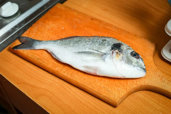 ボード上の生鯛魚 — ストック写真