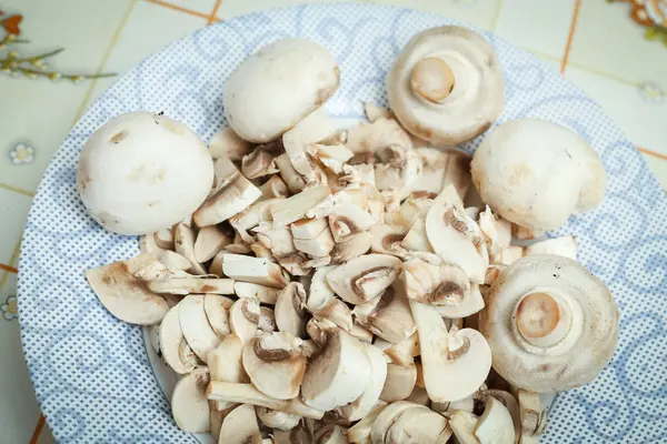 접시에 다진된 champignons — 스톡 사진