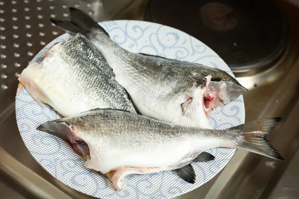 Bream peixe no prato — Fotografia de Stock