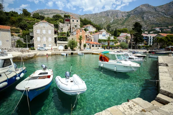 Bağlantılı tekneler Mlini otelleri