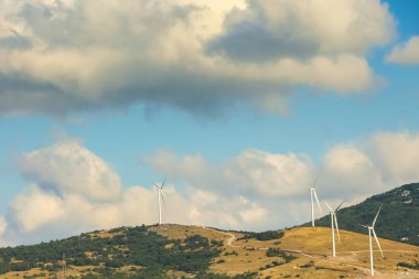Kırsal manzara'daki yel değirmenleri