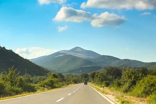 Road through rural landscape — Stock Photo, Image