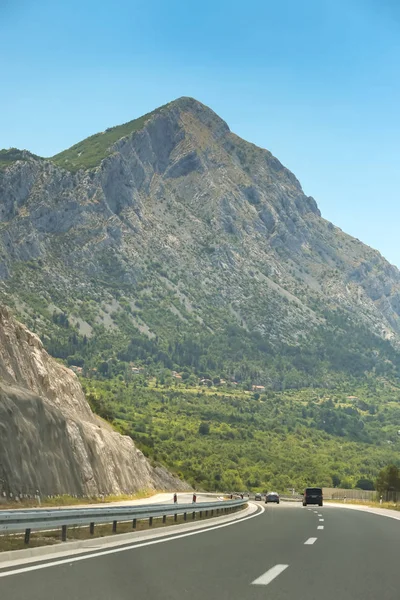 Road through rural landscape — Stock Photo, Image